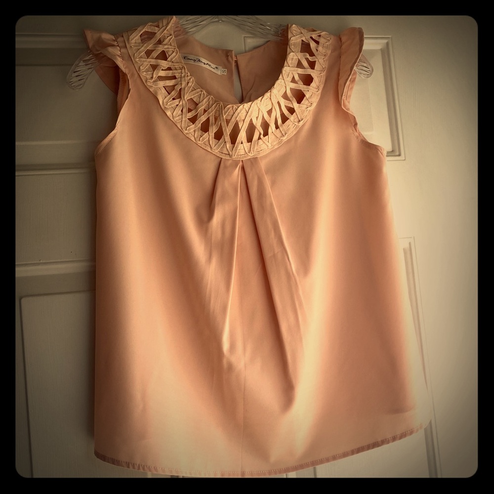 Pale pink sleeveless top w/ round cross-cross neck